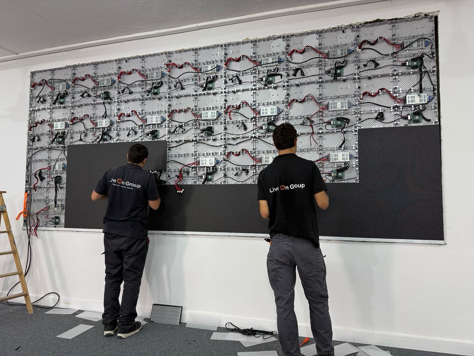 Equipo tecnico armando los paneles y conexiones .