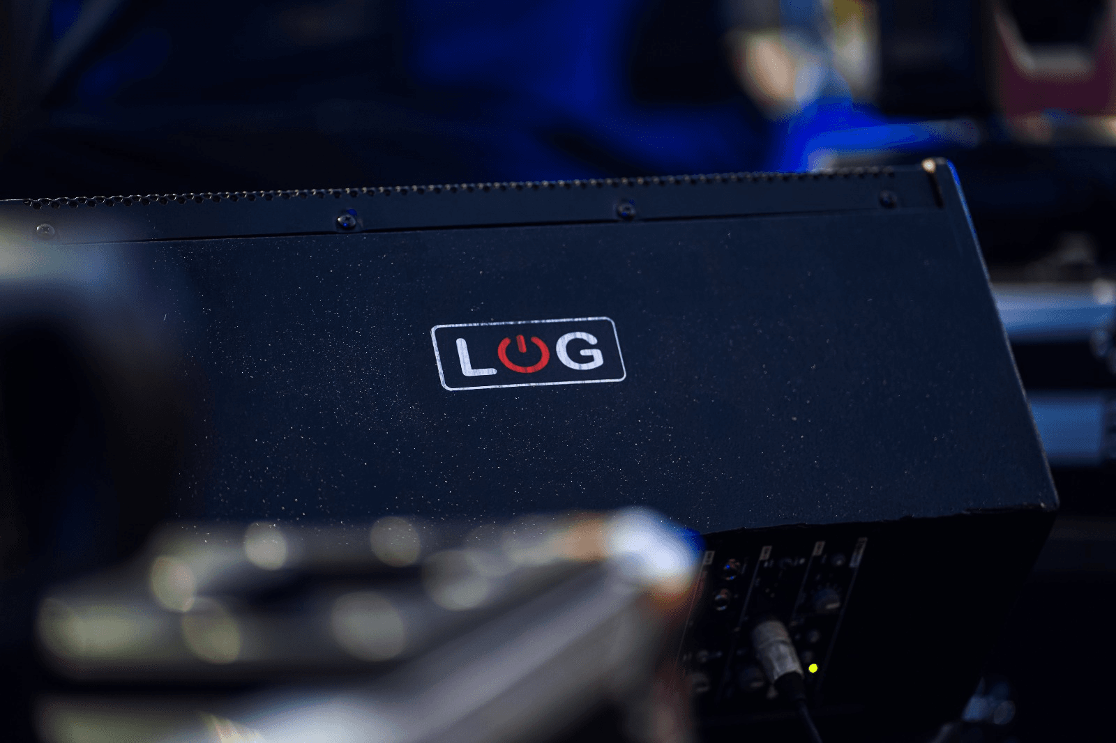 Equipo de audio profesional en venue